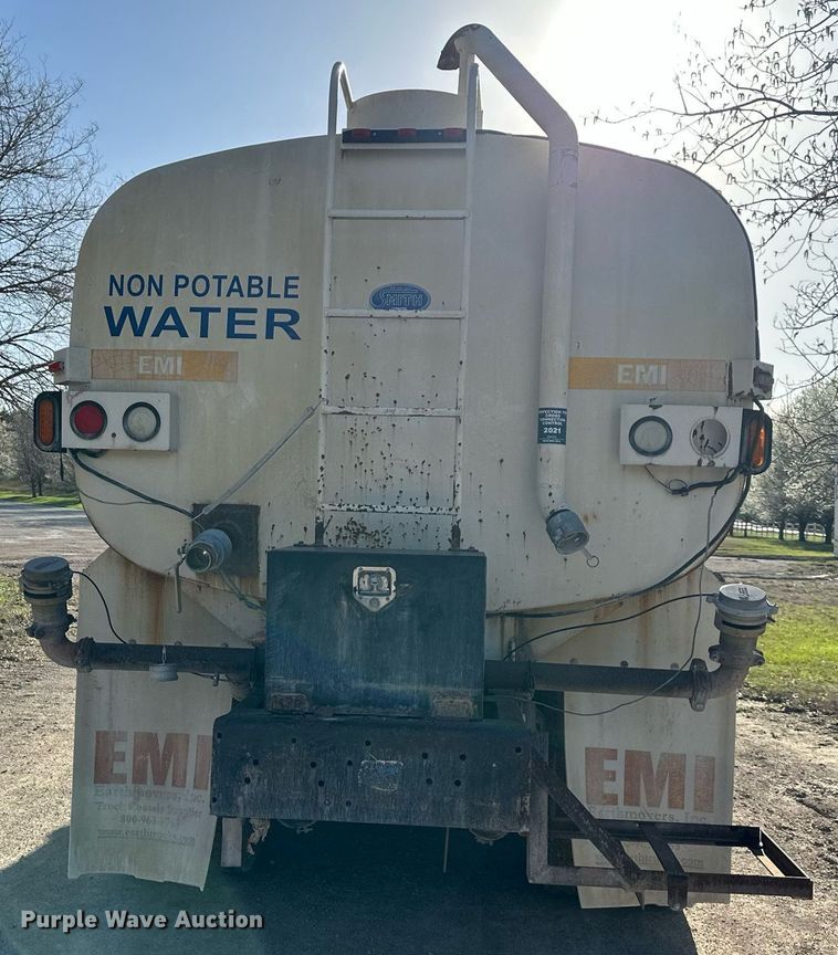 image for item DR5136 1997 International 8100  water truck