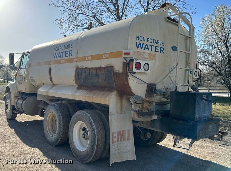 image for item DR5136 1997 International 8100  water truck