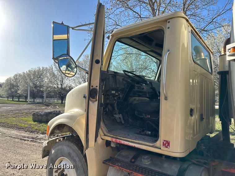 image for item DR5136 1997 International 8100  water truck