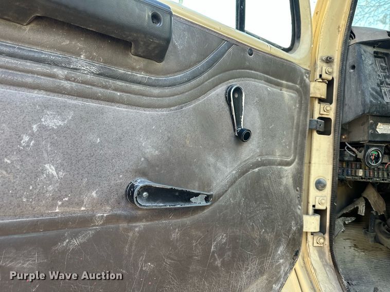 image for item DR5136 1997 International 8100  water truck