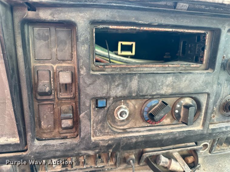 image for item DR5136 1997 International 8100  water truck