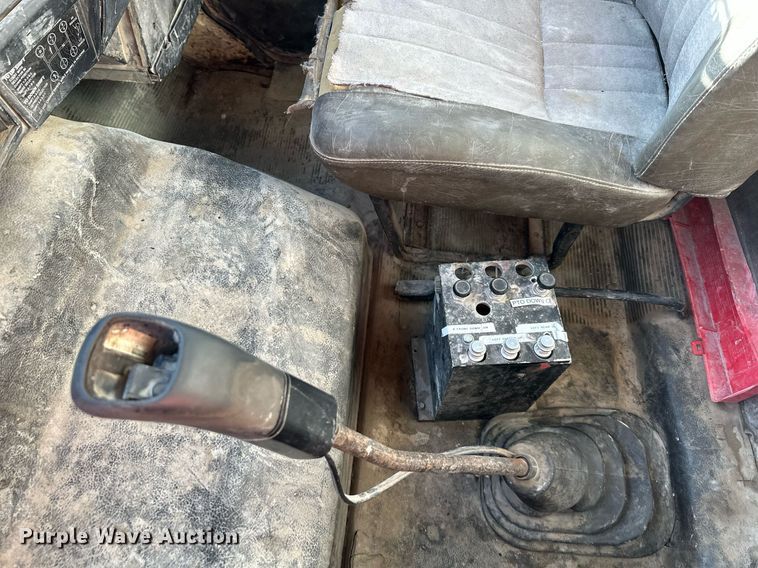 image for item DR5136 1997 International 8100  water truck