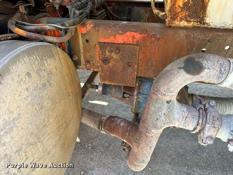 image for item DR5136 1997 International 8100  water truck