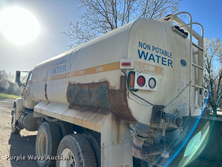 image for item DR5136 1997 International 8100  water truck