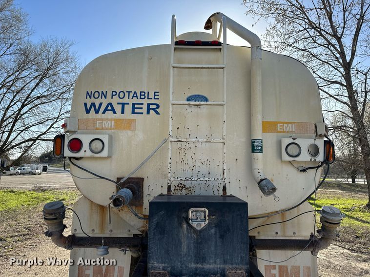 image for item DR5136 1997 International 8100  water truck
