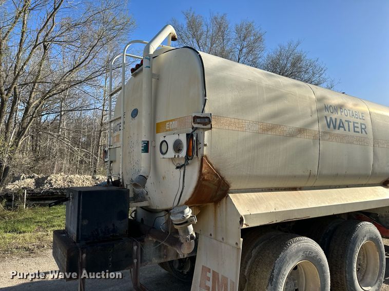 image for item DR5136 1997 International 8100  water truck