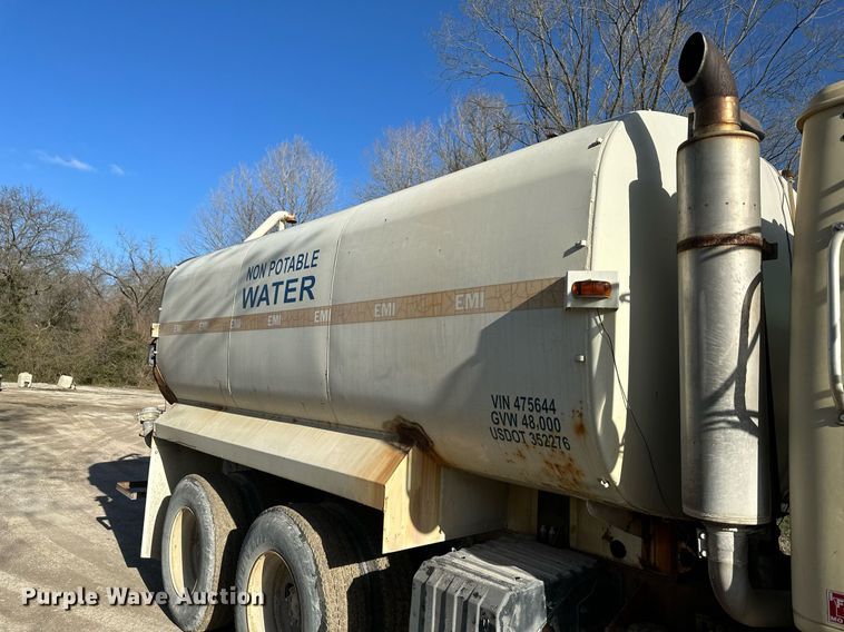 image for item DR5136 1997 International 8100  water truck
