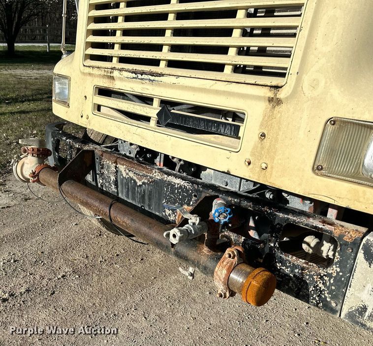 image for item DR5136 1997 International 8100  water truck