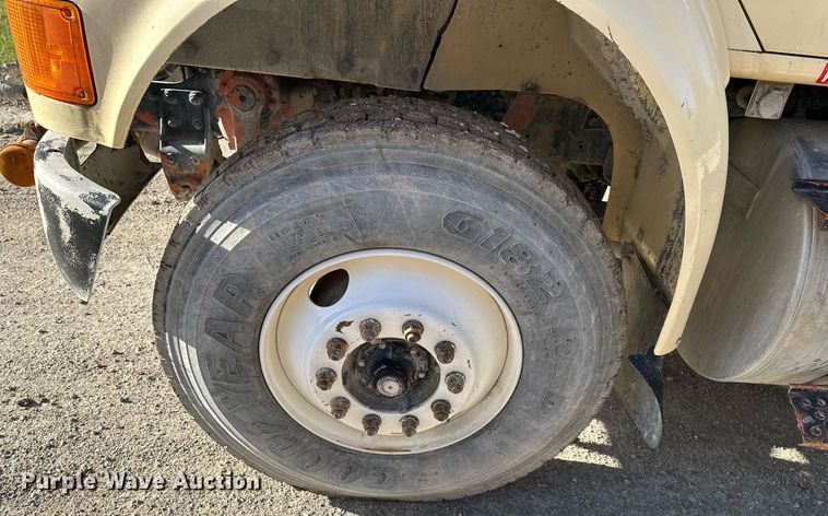 image for item DR5136 1997 International 8100  water truck