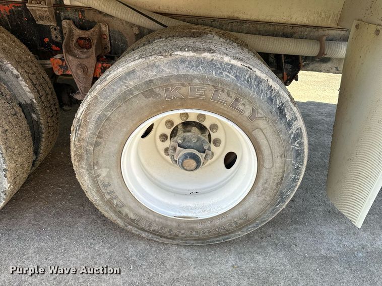 image for item DR5136 1997 International 8100  water truck