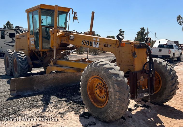 image for item DS2875 1988 John Deere 670B  motor grader