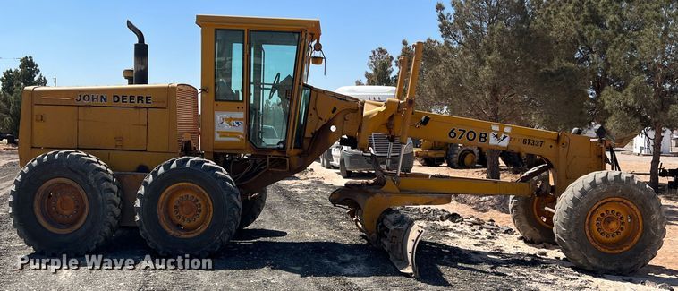 image for item DS2875 1988 John Deere 670B  motor grader