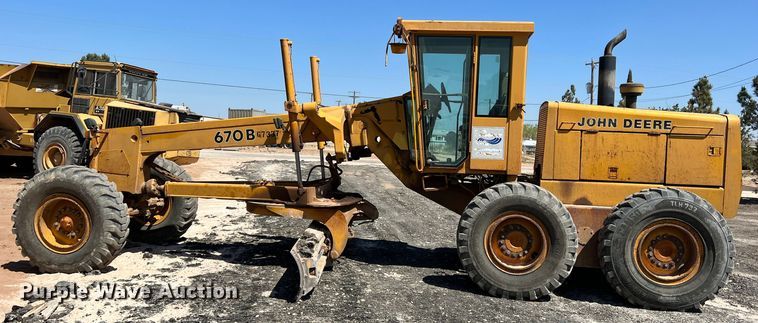 image for item DS2875 1988 John Deere 670B  motor grader