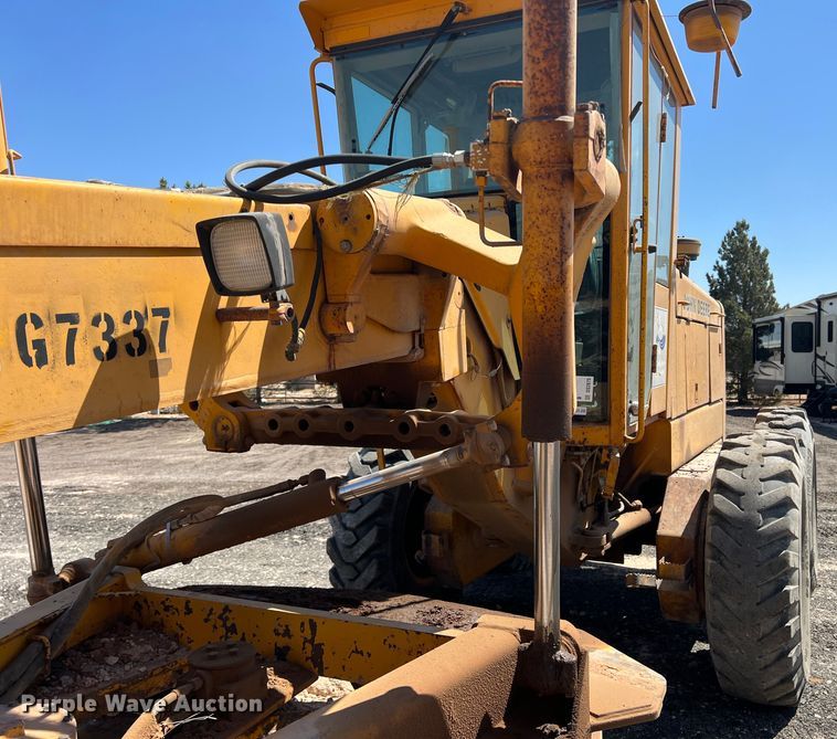 image for item DS2875 1988 John Deere 670B  motor grader