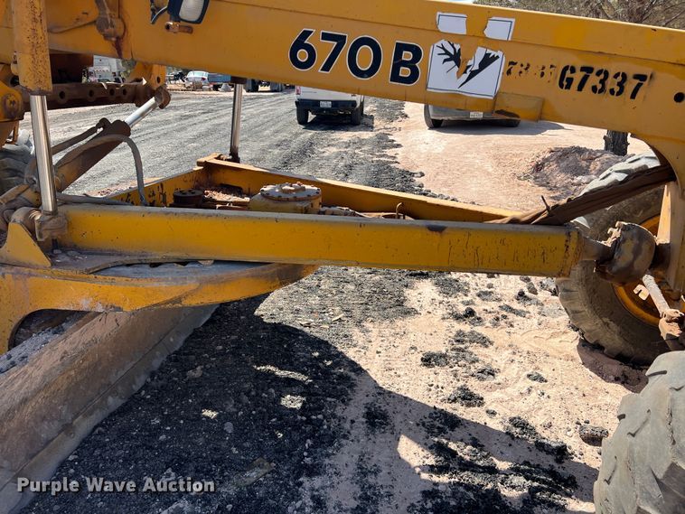 image for item DS2875 1988 John Deere 670B  motor grader