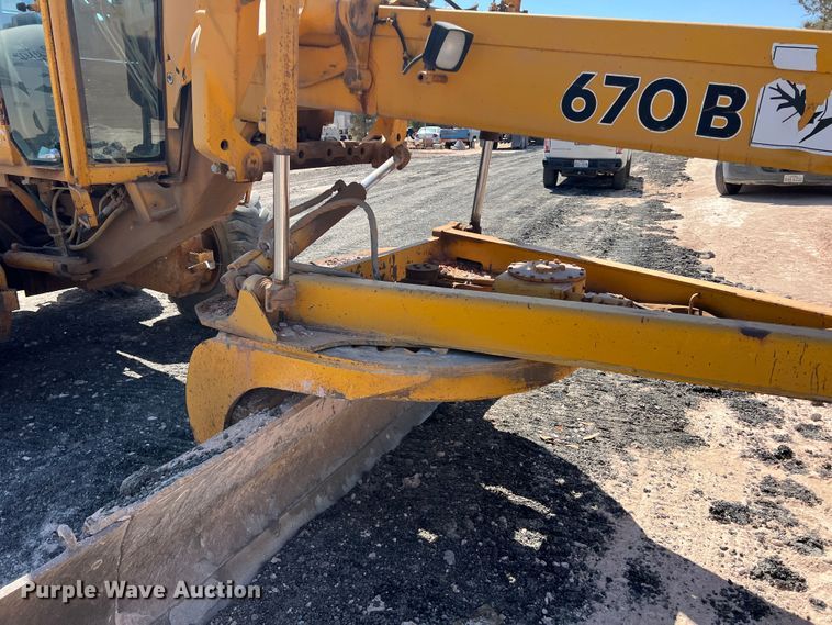 image for item DS2875 1988 John Deere 670B  motor grader
