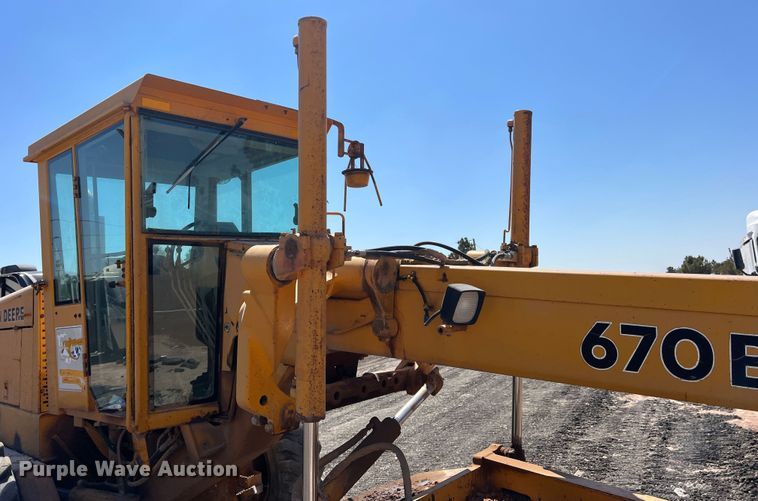 image for item DS2875 1988 John Deere 670B  motor grader