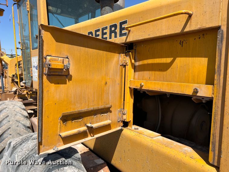 image for item DS2875 1988 John Deere 670B  motor grader