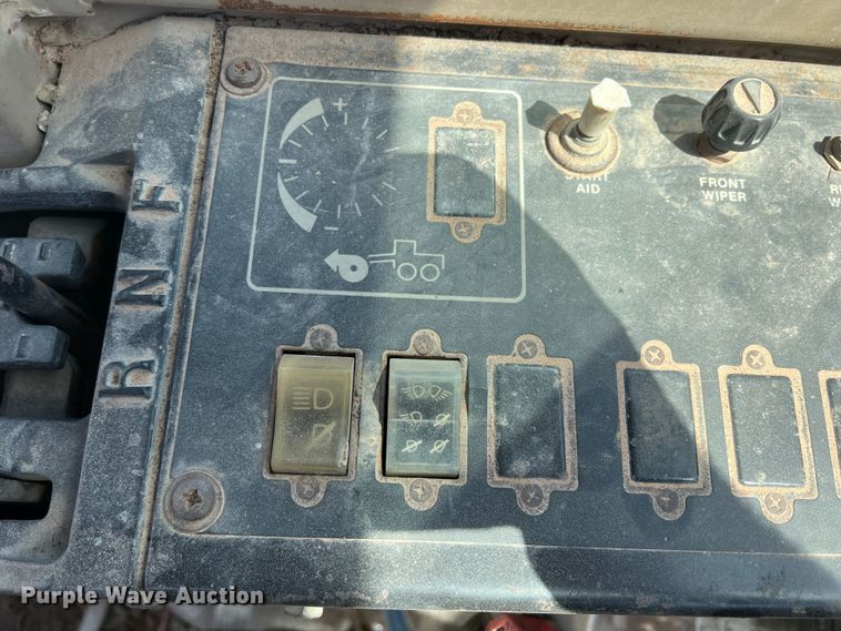 image for item DS2875 1988 John Deere 670B  motor grader