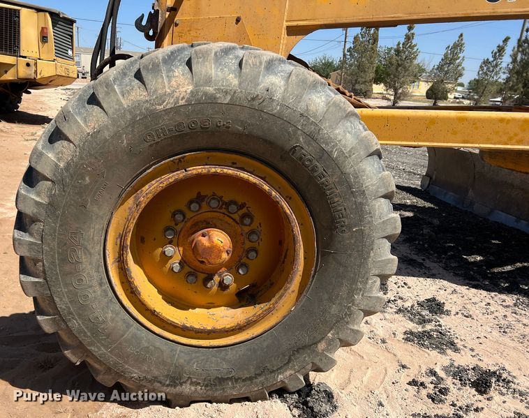image for item DS2875 1988 John Deere 670B  motor grader