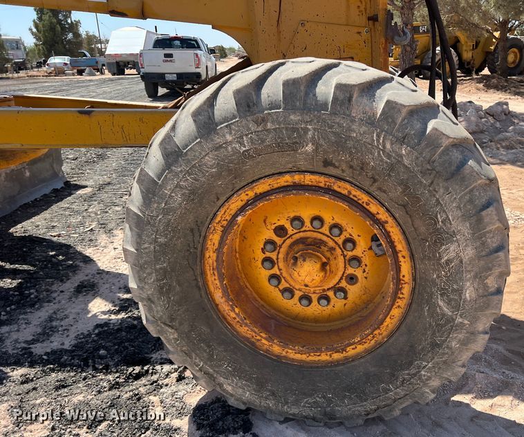 image for item DS2875 1988 John Deere 670B  motor grader