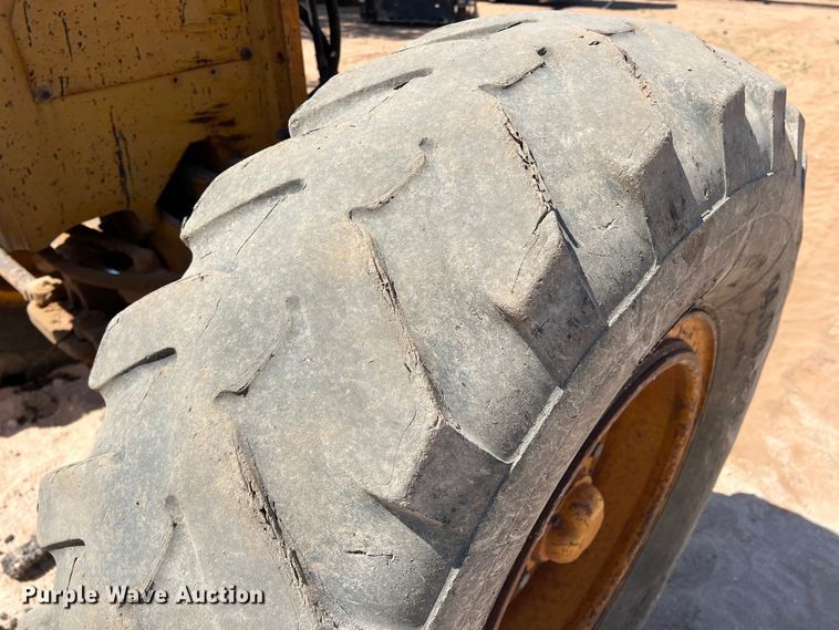 image for item DS2875 1988 John Deere 670B  motor grader