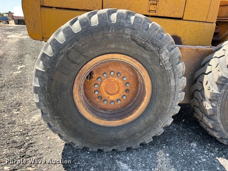 image for item DS2875 1988 John Deere 670B  motor grader