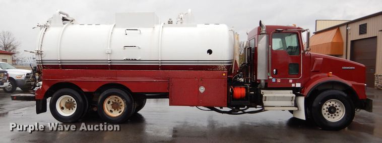 image for item DS6319 2005 Kenworth T800  hydrovac truck