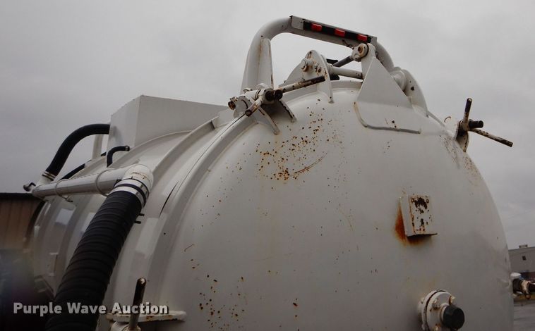 image for item DS6319 2005 Kenworth T800  hydrovac truck