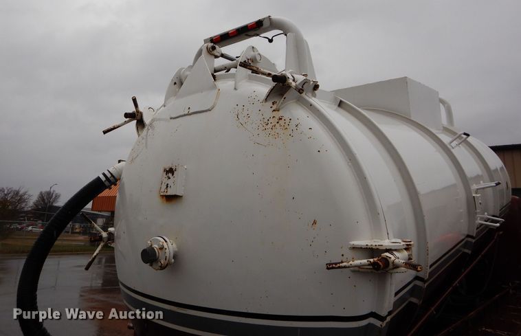 image for item DS6319 2005 Kenworth T800  hydrovac truck