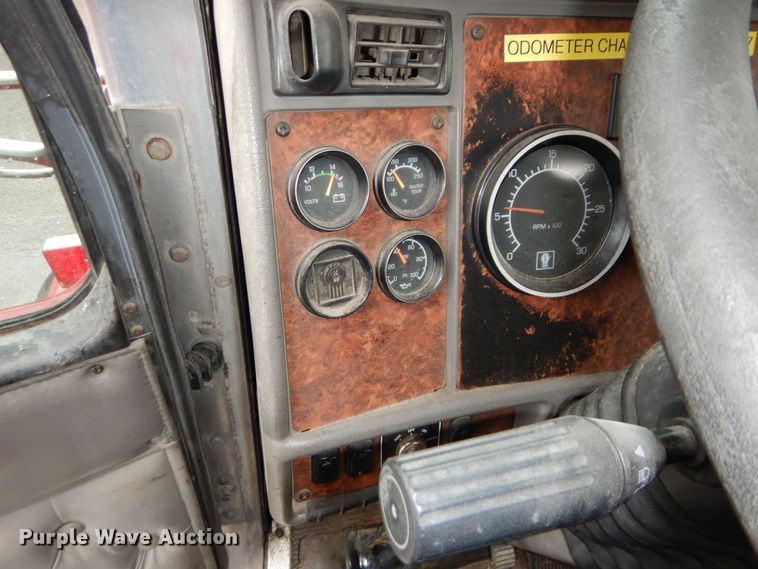 image for item DS6319 2005 Kenworth T800  hydrovac truck