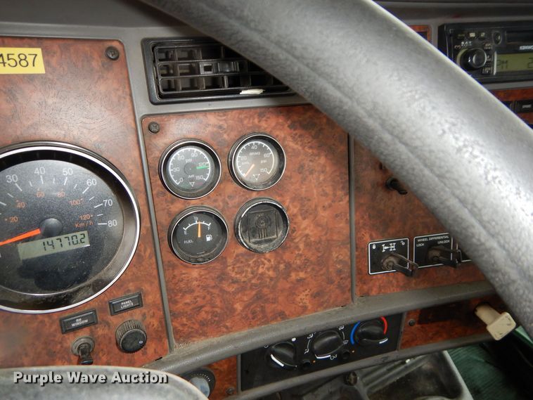 image for item DS6319 2005 Kenworth T800  hydrovac truck