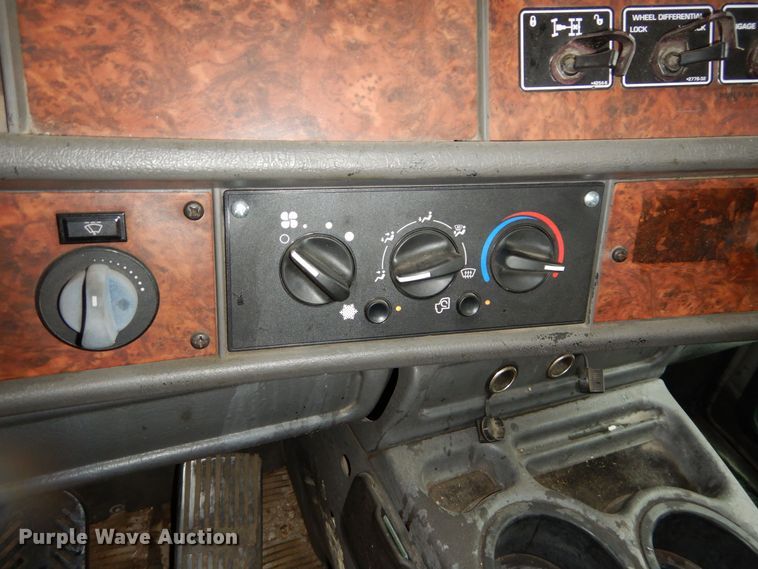 image for item DS6319 2005 Kenworth T800  hydrovac truck