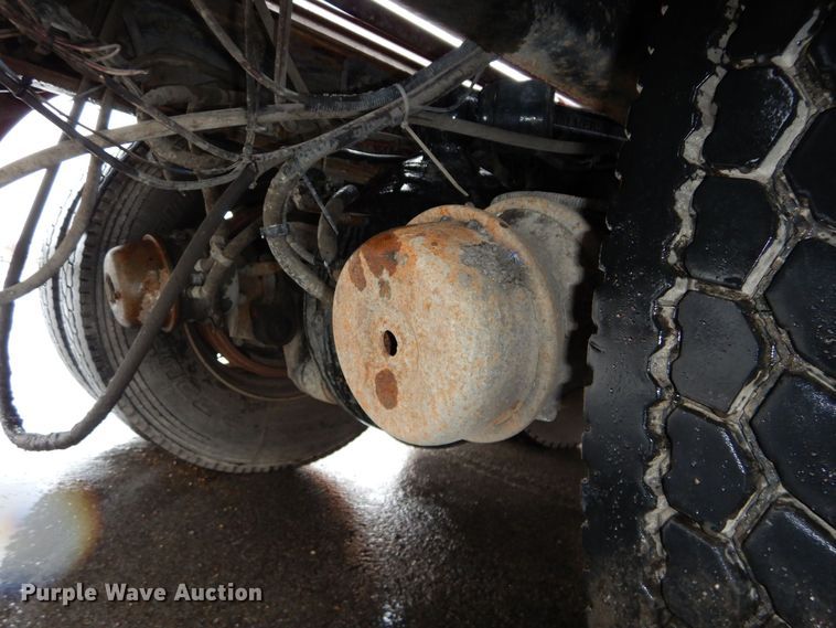 image for item DS6319 2005 Kenworth T800  hydrovac truck