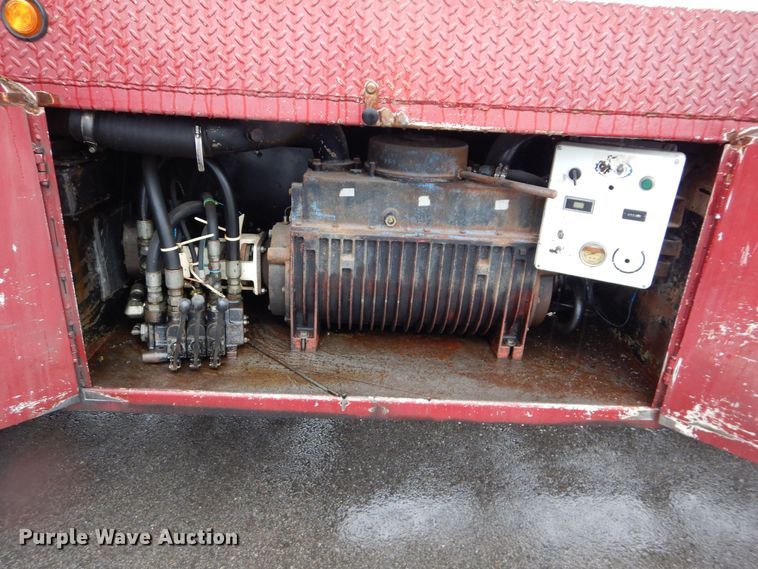 image for item DS6319 2005 Kenworth T800  hydrovac truck