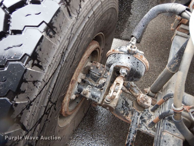 image for item DS6319 2005 Kenworth T800  hydrovac truck