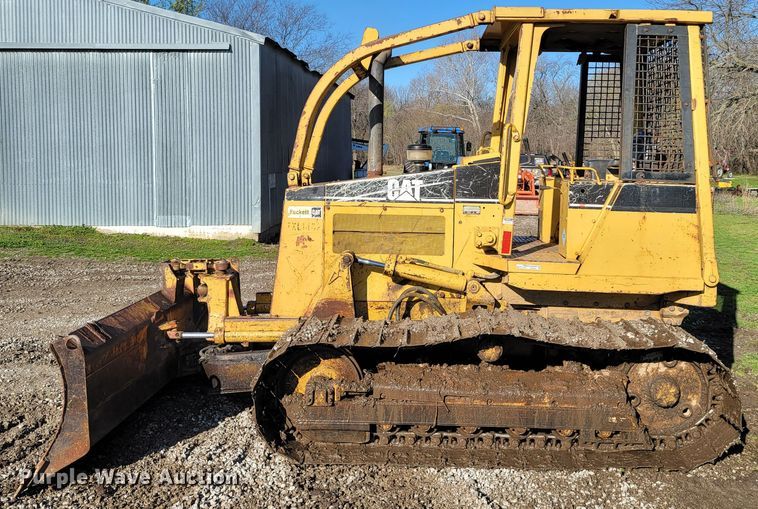 image for item HG9464 1999 Caterpillar D3C LGP Series III  dozer