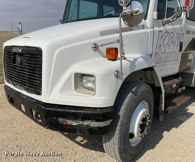 image for item HN9825 2000 Freightliner FL70  utility / service truck