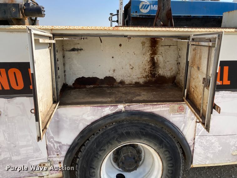 image for item HN9825 2000 Freightliner FL70  utility / service truck