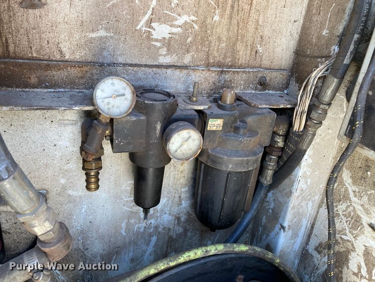 image for item HN9825 2000 Freightliner FL70  utility / service truck