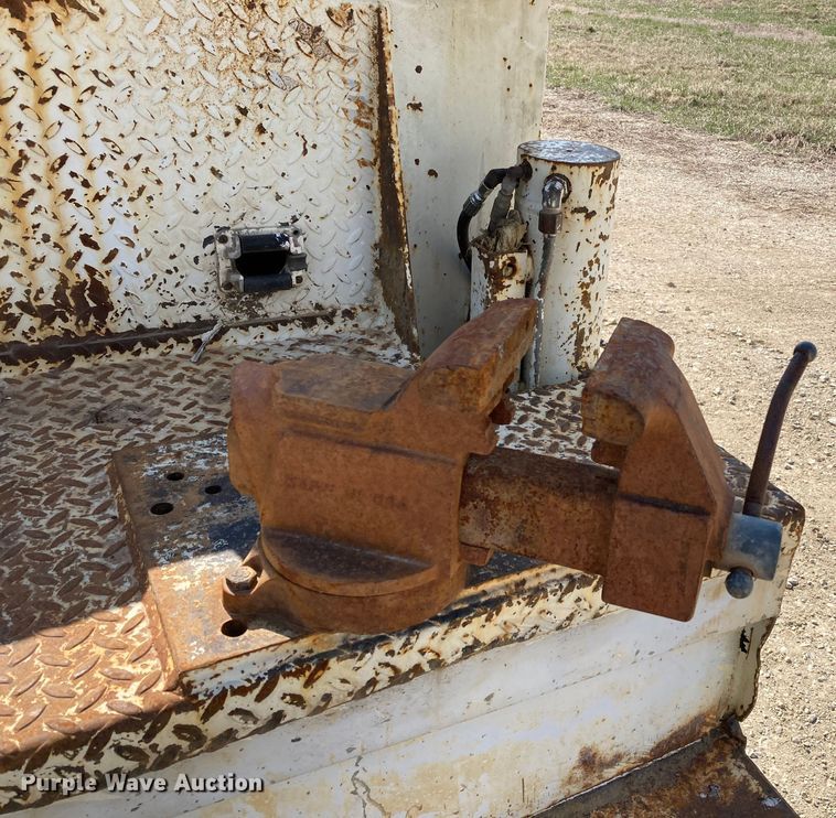 image for item HN9825 2000 Freightliner FL70  utility / service truck