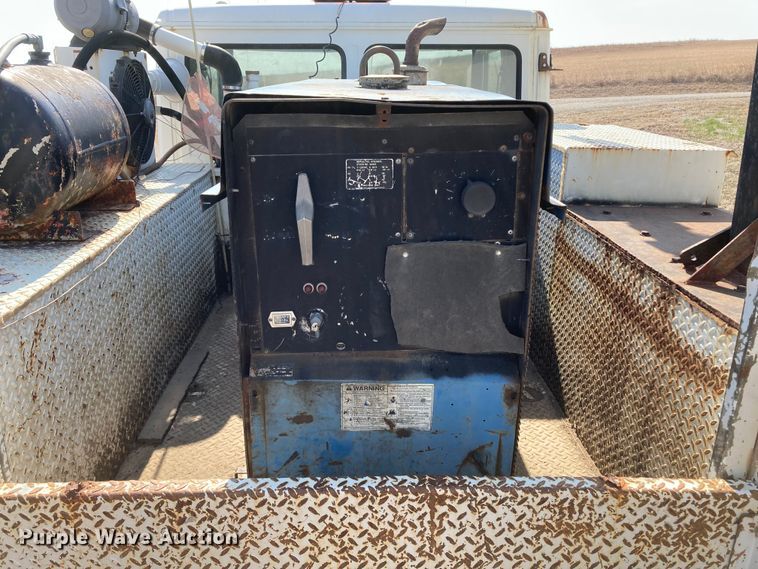 image for item HN9825 2000 Freightliner FL70  utility / service truck