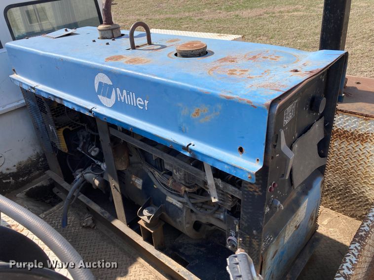 image for item HN9825 2000 Freightliner FL70  utility / service truck