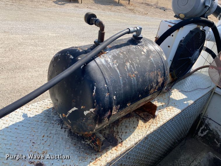 image for item HN9825 2000 Freightliner FL70  utility / service truck