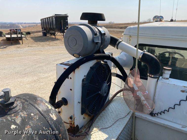 image for item HN9825 2000 Freightliner FL70  utility / service truck