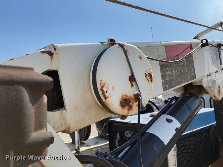 image for item HN9825 2000 Freightliner FL70  utility / service truck