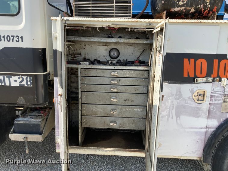 image for item HN9825 2000 Freightliner FL70  utility / service truck