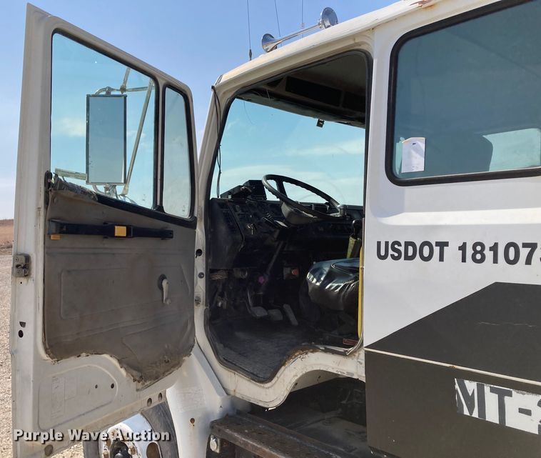 image for item HN9825 2000 Freightliner FL70  utility / service truck