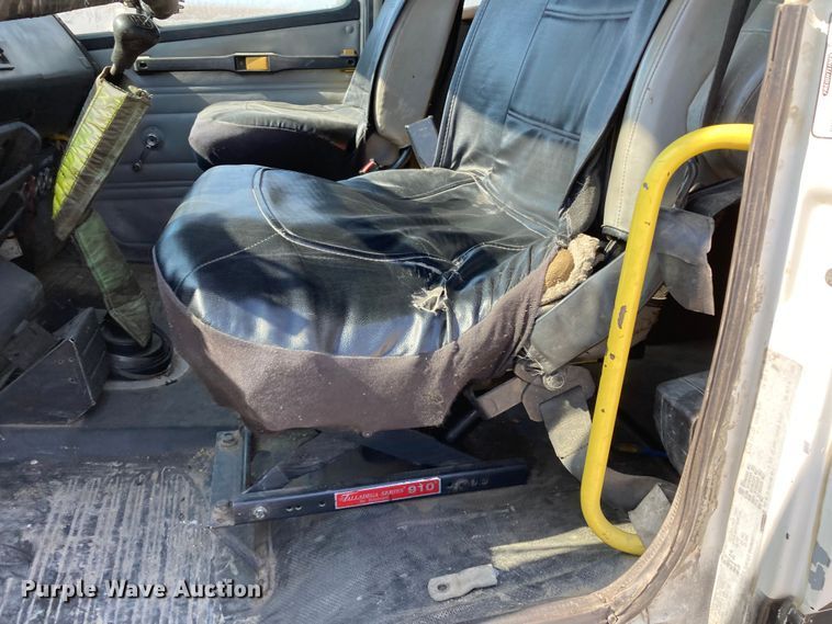 image for item HN9825 2000 Freightliner FL70  utility / service truck