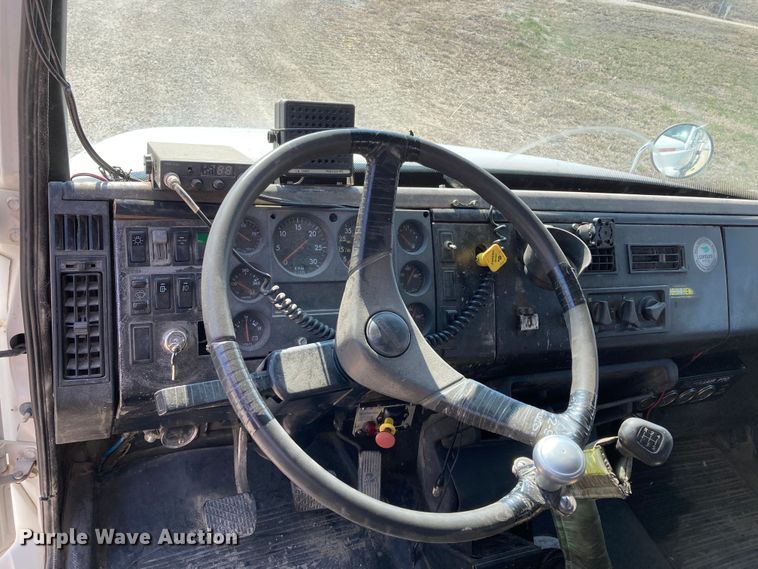 image for item HN9825 2000 Freightliner FL70  utility / service truck